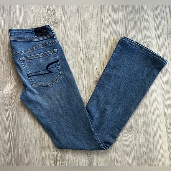AE* Super Stretch Bootcut •Medium Light Wash• Size 4 Long - EXCELLENT CONDITION - Picture 1 of 4